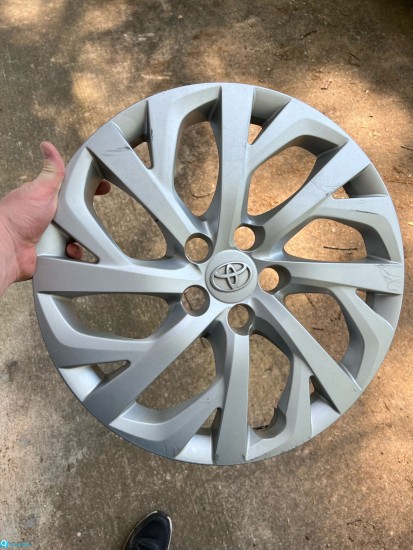 2017-toyota-corolla-hubcap